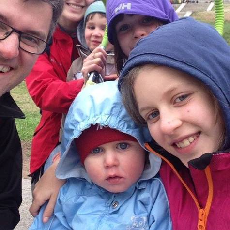 마리우스 보드나리우(Marius Bodnariu)와 룻 보드나리우(Ruth Bodnariu) 부부와 다섯 자녀들이 단란한 한 때를 보내고 있는 모습. ©온라인 청원 페이지 캡춰