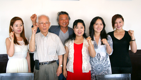 탈북자 출신 예술인들로 구성된 평양예술단. 사진 왼쪽부터 심수연 씨, 강필원 총재, 박시몬 목사, 마영애 단장, 김연화 씨, 임유경 씨다. ©기독일보DB