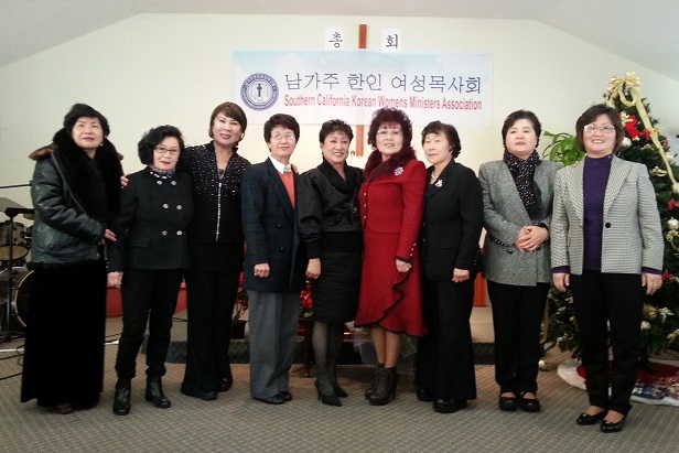 정기총회를 마친 회원들이 기념촬영을 하고 있다. (정중앙)연임회장 강지원 목사, (왼쪽으로부터 네 번째) 신임 수석부회장 김헬렌 목사