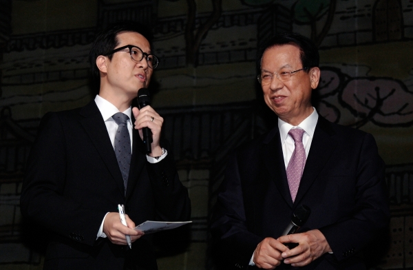 지난 2013년 WCC 제10차 부산총회의 주말 프로그램으로 명성교회에서 '한국 문화의 밤'에 개최된 가운데 사회를 맡은 김하나(왼쪽) 목사가 아버지이자 WCC 제10차 총회 한국준비위원회 대표대회장 김삼환 목사의 인사말을 통역하고 있다. ©장세규=공동취재단