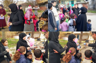 ‘크리스마스 선물’을 받고 있는 난민들. ⓒ선교회 제공
