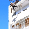 IS가 동성애자를 건물 옥상에서 떨어뜨려 죽이는 모습. ©Ibtimes