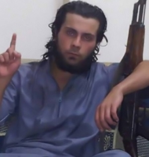 어머니를 공개 처형한 IS 대원의 모습. ⓒ트위터