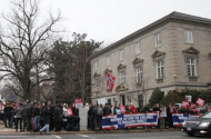 워싱턴D.C에 위치한 노르웨이 대사관 앞에서 시위를 벌이고 있는 사람들. ⓒ미국 크리스천포스트