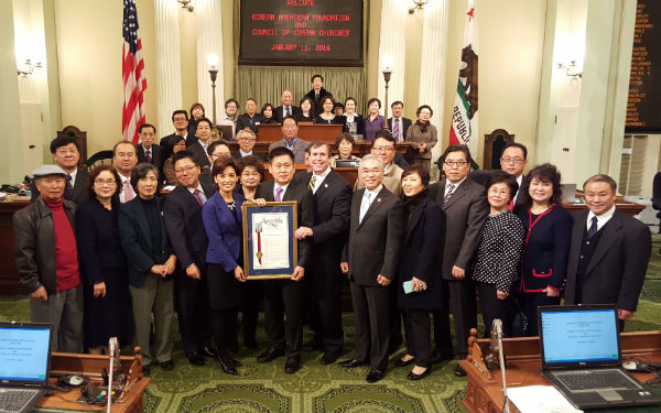 오렌지카운티 지역 한인 목회자들이 캘리포니아 주 상하원의원들과 함께 아침기도회를 드렸다. 