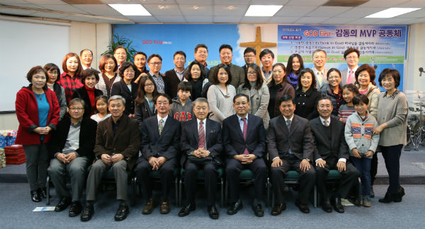 신년하례식을 마친 후, 목회자와 가족들이 기념촬영했다.