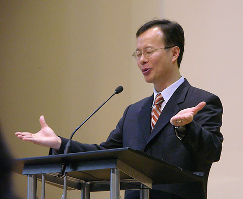 말씀을 전하고 기도를 인도하고 있는 김승욱 목사