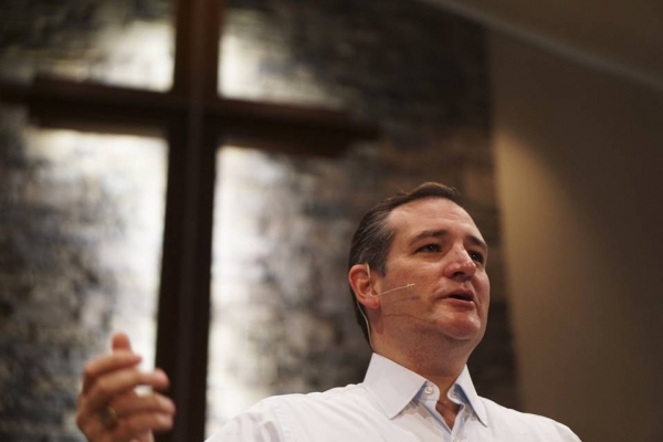 한 교회에서 연설하는 테드 크루즈 상원의원.