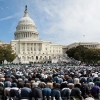 미국 하원 앞에서 기도하는 무슬림들. 무슬림들은 또한 의회 내에서도 기도할 수 있으며, 미국민을 대표하는 의원들을 위해 알라에게 개회 기도를 하기도 한다. ©maozisrael