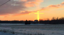 이른 아침 태양광선으로 말미암아 발생한 하늘 위 아름다운 십자가. ⓒ 페이스북