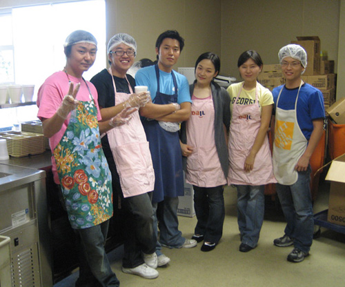 밥퍼사역에 동참한 새생명교회 청년들