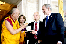 17일(현지시각) 미국 워싱턴 백악관에서 부시 대통령이 달라이 라마에게 의회 황금메달을 수여하고 있다. ⓒ백악관