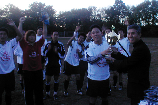 필그림교회 김이준 집사가 우승컵을 받고 있다. ⓒ필그림교회