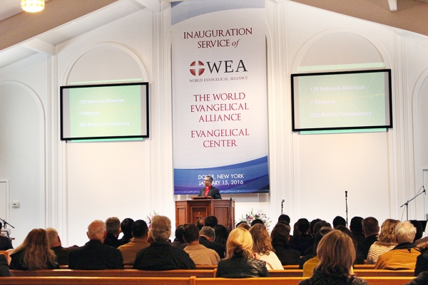 ▲에프라임 텐데로 WEA 총무가 15일(현지시간) 에반젤리컬 센터 헌정예배에서 설교를 전하고 있다. ©http://www.worldea.org/