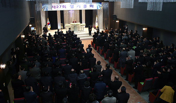한기총 총대들이 이영훈 대표회장을 기립박수로 추대하고 있다. ⓒ류재광 기자