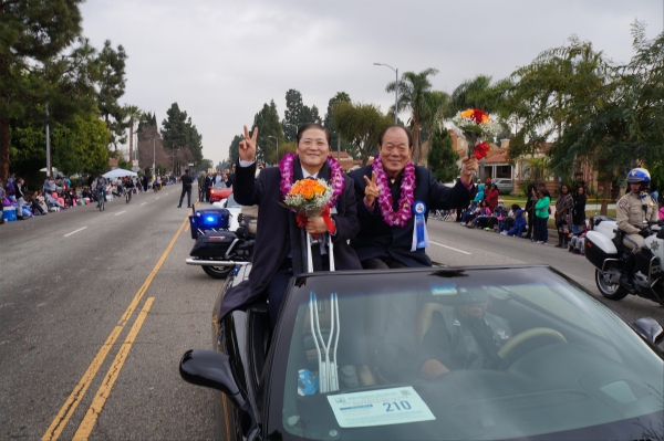 ▲수상 후 카퍼레이드에 참여한 소강석 목사(왼쪽)와 김영진 전 장관(오른쪽).