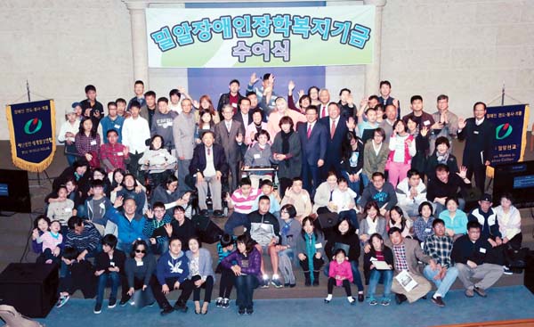 남가주밀알선교단이 지난 24일 감사한인교회에서 170여 명이 참석한 가운데 장학금 수여식을 거행했다.