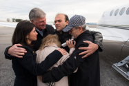 23일 노스캐롤라이나에 도착한 사에드 아베디니 목사와 그 가족들을 프랭클린 그래함 목사가 환영하고 있다. ⓒ사마리아인의지갑(Samaritan&#039;s Purse).