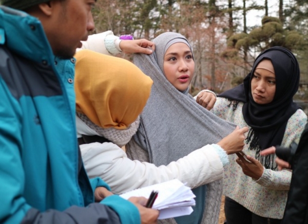 최근 강원도와 인도네시아 라피필름과의 MOU에 따라, 인도네시아 영화 '질밥트래블러'(Jilbab Traveler) 촬영이 강원도에서 진행됐다. 영화는 한국 남성과 결혼을 생각하고 있으나 종교 때문에 고민에 빠진 여주인공의 이야기를 담고 있다. 영화 제목에 나오는 '질밥'은 머리에 스카프나 두건처럼 두르는 이슬람 여성 의상이다(사진=강원도청 공식 블로그).