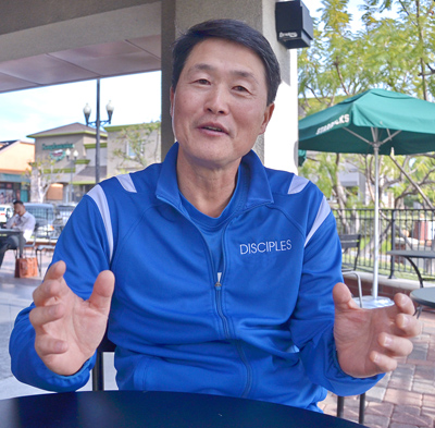 축구장 안팎에서 그리스도의 사랑을 전하는 김석범 선교사.