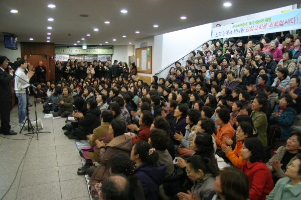 ▲광성교회 김창인 원로목사 측과 이성곤 담임목사 측 교인들이 대립하던 모습