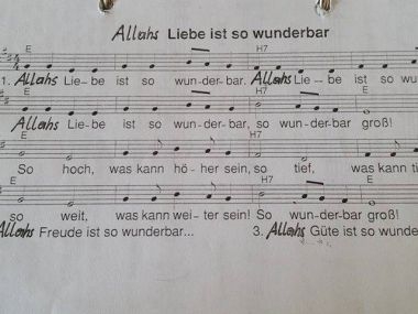 ▲제목과 가사 속 '하나님'을 '알라'로 바꾸어 논란이 된 해당 찬송가 악보. ⓒFacebook.