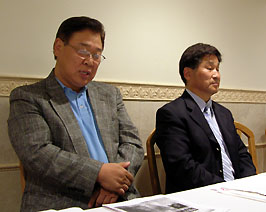 기자회견에 나선 안찬수 목사(우)와 김은종 장로(좌)