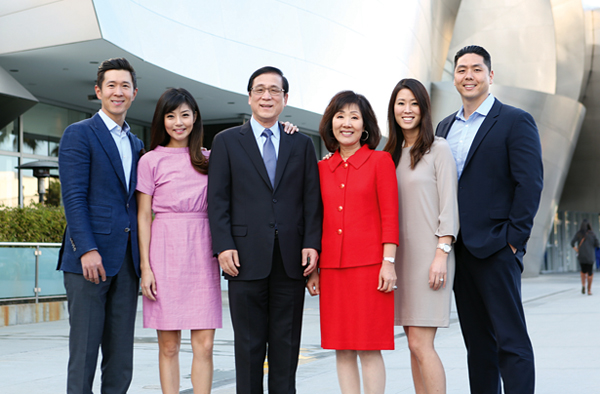 강석희 전 어바인 시장의 가족들이 한 자리에 모였다. 왼쪽부터 장남 앨런, 약혼자 태미, 강 전 시장, 부인 강원희씨, 차녀 앤지, 사위 로렌스.