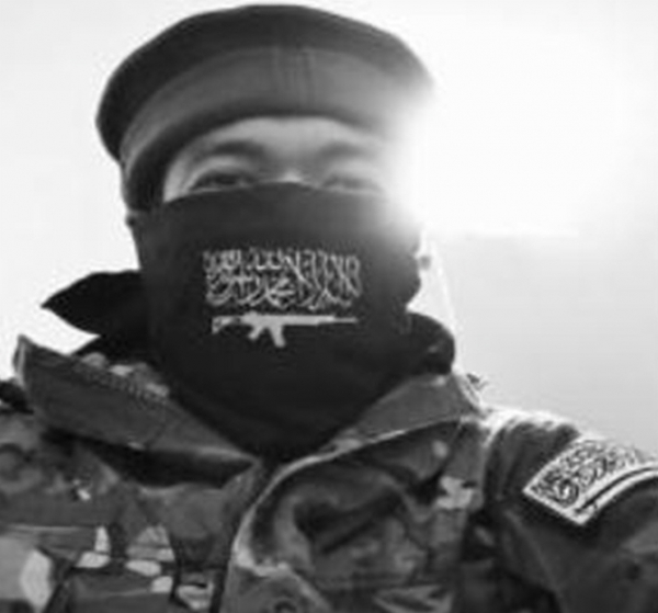 인도네시아 국적 불법체류자 카심(33) 씨가 '알누스라 전선' 문양이 새겨진 두건과 전투복을 착용하고 찍은 사진을 자신의 소셜 네트워크 계정에 올렸던 모습. ©소셜네트워크 캡춰