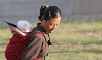 ▲아기를 업고 있는 북한 여성.(해당기사와 관계 없음) ©오픈도어선교회
