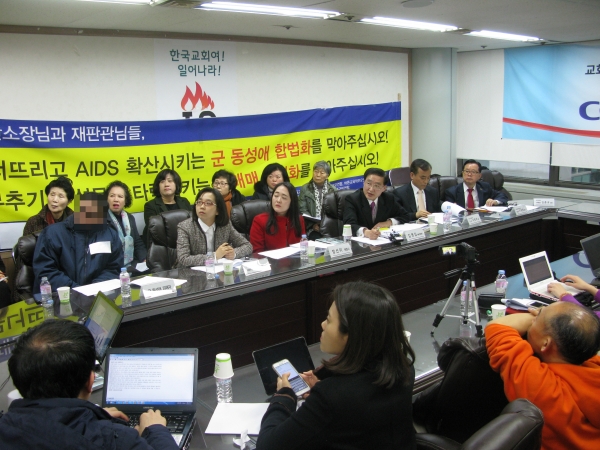 동성애에이즈예방연구소(이하 연구소)가 "군 동성애 합법화 반대를 위한 긴급 좌담회"를 열었다. 참석자들이 군동성애 실태가 담긴 프레젠테이션을 바라보며 안타까워 하고 있다. 특히 앞줄 맨 왼쪽 모자이크 처리가 된 이가 군동성애 피해를 당한 피해자 A씨다. 그는 이 자리에서 자신의 경험을 들어 군동성애 폐해에 대한 증언을 했다.