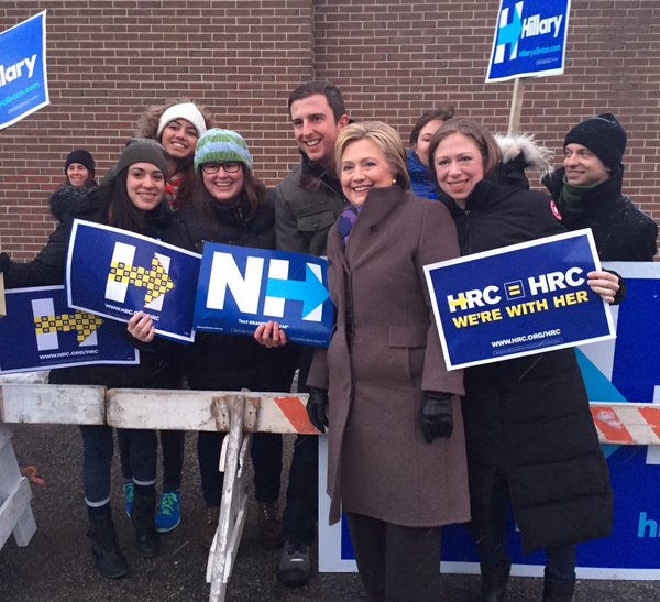 ▲지지자들과 함께한 힐러리-첼시 클린턴. ⓒ첼시 트위터