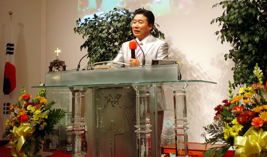 개회예배에서 장두만 목사가 설교를 전했다.