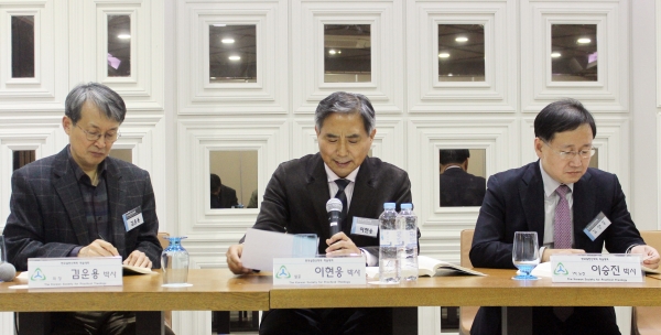 이현웅 박사(가운데)가 발표하고 있다. ⓒ이대웅 기자