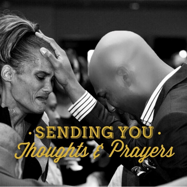 세례를 주고 있는 케이온 핸더슨 목사(사진: 케이온 핸더슨 목사 페이스북)