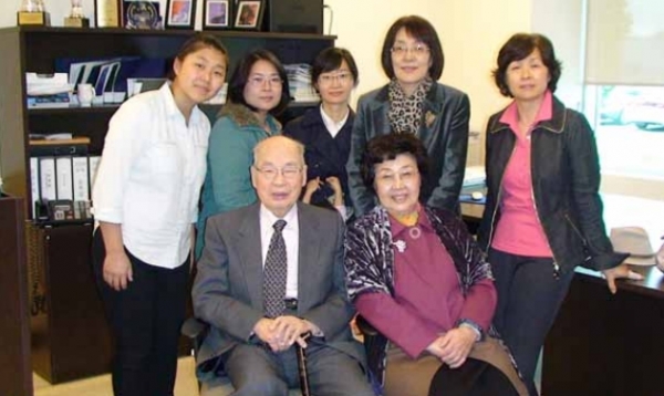 캐나다 큰빛교회 사모들이 한 자리에 모였다. 제일 오른쪽이 임현수 목사의 부인인 임금영 사모. ©'큰빛'지 캡춰