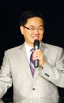 예수인교회는지난해 9월 13일 창립 예배를 드린 이후 지속적인 은혜로 지금까지 5개월여 동안 50여 명의 성도로 성장하고 있다. 그라나다힐에 위치한 이 교회 담임 박정환 목사가 주일예배를 인도하고 있다.