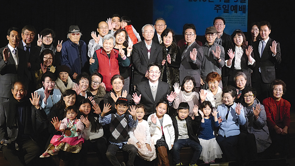 2016년 신년감사예배와 로마서 암송대회를 마친 성도들이 한자리에 모여 말씀을 통해 누리는 하나님의 은혜에 활짝 웃으며 화답하고 있다.