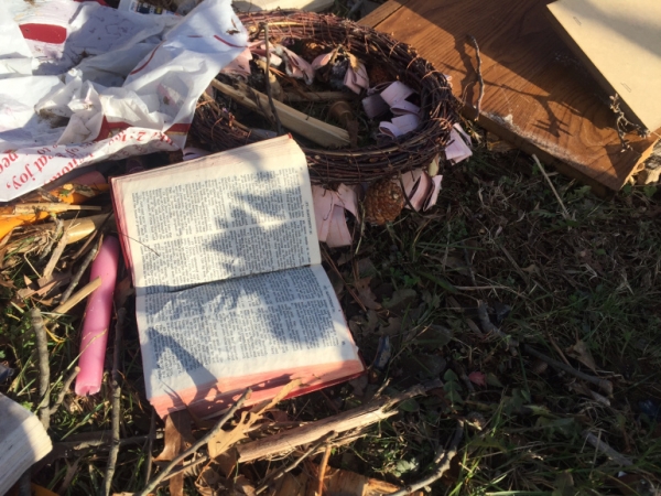 교회가 다 부서졌던 강력한 토네이도 속에서도 멀쩡하게 보존된 '성경' ©CBS 보도화면 캡춰