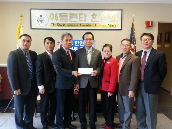 애틀랜타한인교회협의회가 한인회를 방문해 한인회비 납부운동에 동참했다.(왼쪽부터 백성봉 교협 서기, 박철효 한인회 부회장, 배기성 한인회장, 정윤영 교협 회장, 이순희 교협 회계, 류근준 교협 총무, 박대웅 교협 부총무)