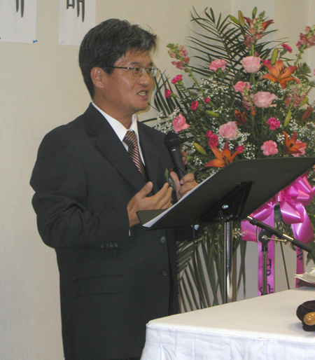 설교를 전하는 김성철 목사