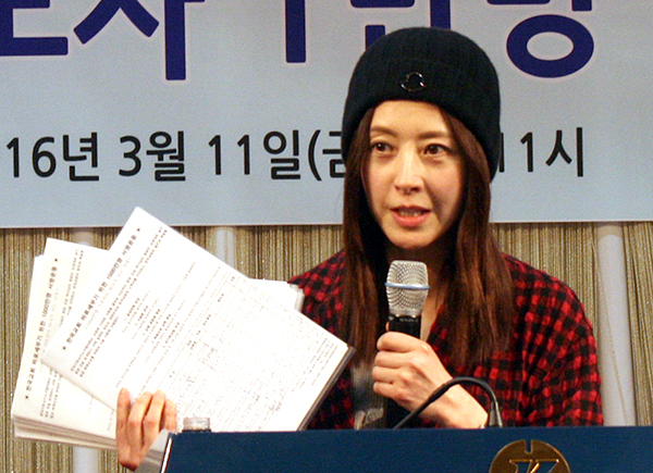 ▲서정희 씨가 1천 명 서명을 받아 왔다고 밝히고 있다. ⓒ류재광 기자