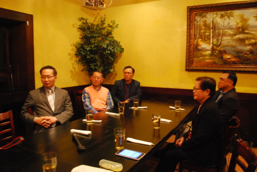 기자회견을 연 교협 임원진