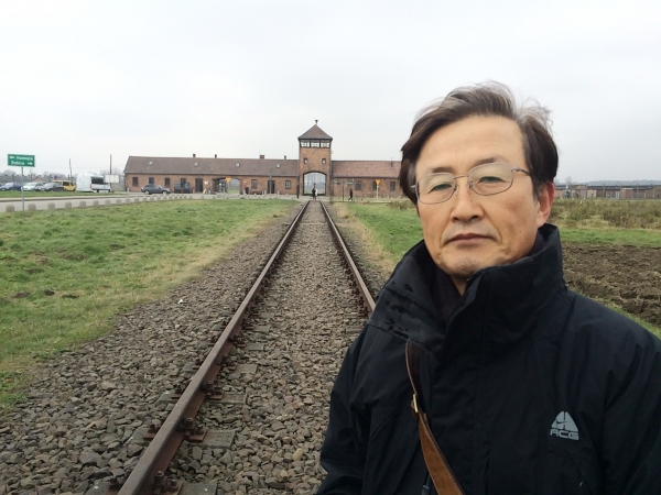아우슈비츠의 철로에 선 정연호 박사. ⓒ정연호 박사 제공