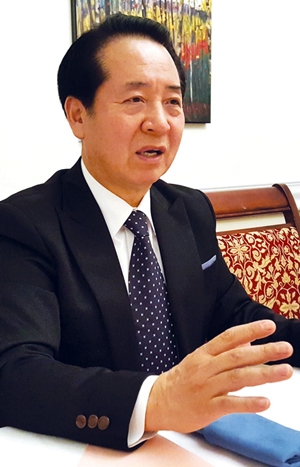 사우디아라비아의 자발 라오즈에 있는 시내산 추정 전경을 직접 보고 경험한 내용을 담담하게 설명하고 있는 김승학 집사.