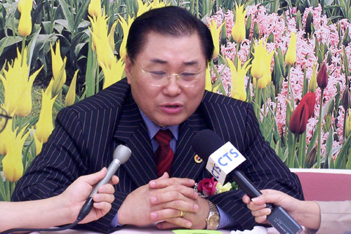 기자회견서 주력사업 밝히는 황동익 목사.