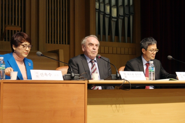 몰트만 교수(가운데)가 강연하고 있다. 몰트만 교수는 이번이 열두 번째 장신대 방문이라고 밝혔다. ⓒ이대웅 기자