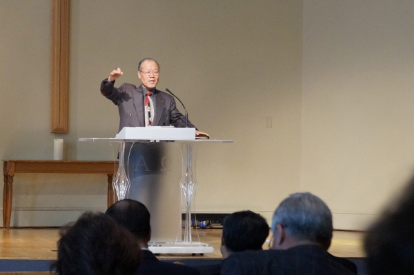 목사회 월례회를 인도하는 윤도기 목사