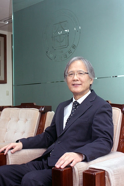 
고신대 변종길
▲고신대 변종길 신대원장. 그는 "성경 안에는 언제나 답이 있으므로 개혁주의자들은 항상 성경을 연구해야 한다"며 "그래서 달라진 시대를 이해하고 그에 맞는 답을 성경에서 찾아야 한다"고 했다. ⓒ김진영 기자 
