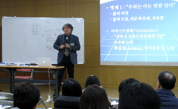 마민호 교수는 이날 "마치 가나안 땅을 정탐하기 위해 먼저 파송된 이스라엘 족장들처럼, 오늘날 선교 현장에 나가 있는 2만7천 한국선교사에게 ‘리서치 선교사’(연구와 사역의 통합), ‘지역 전문가’(지역 사령관), ‘전략적 선교 퍼실리테이터’(사역 촉진자)로서의 정체성이 더 요구된다"고 말했다. ⓒ이지희 기자